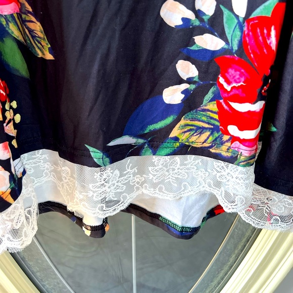 Black and floral XL top with lace detail at bottom - Picture 2 of 2